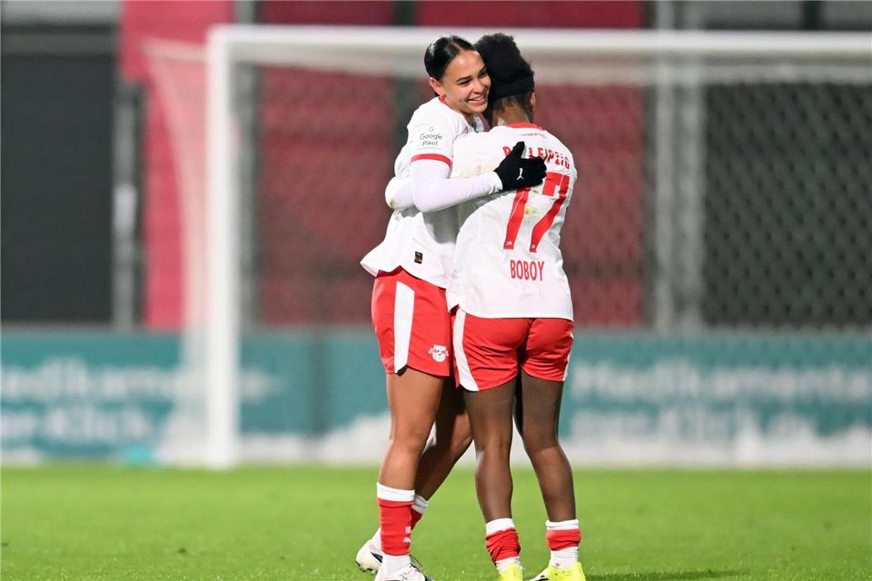 Lisa Baum (l) gab die Vorlage zum Führungstreffer durch Delice Boboy. (Archivbild)Jennifer Brückner/dpa