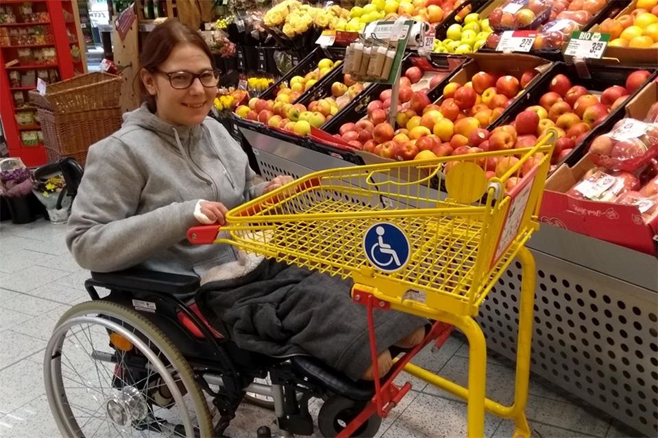 Lisa Böhle ist seit der Amputation ihrer Unterschenkel auf einen Rollstuhl angewiesen.
