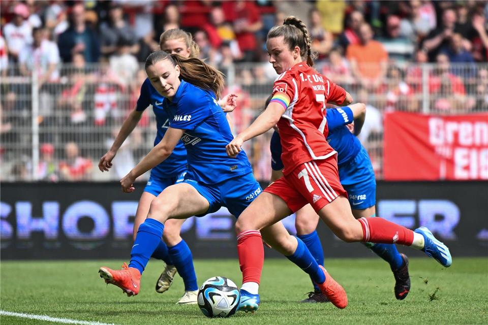 Lisa Heiseler (r) bleibt den Fußballerinnen des 1. FC Union Berlin erhalten. Sebastian Christoph Gollnow/dpa