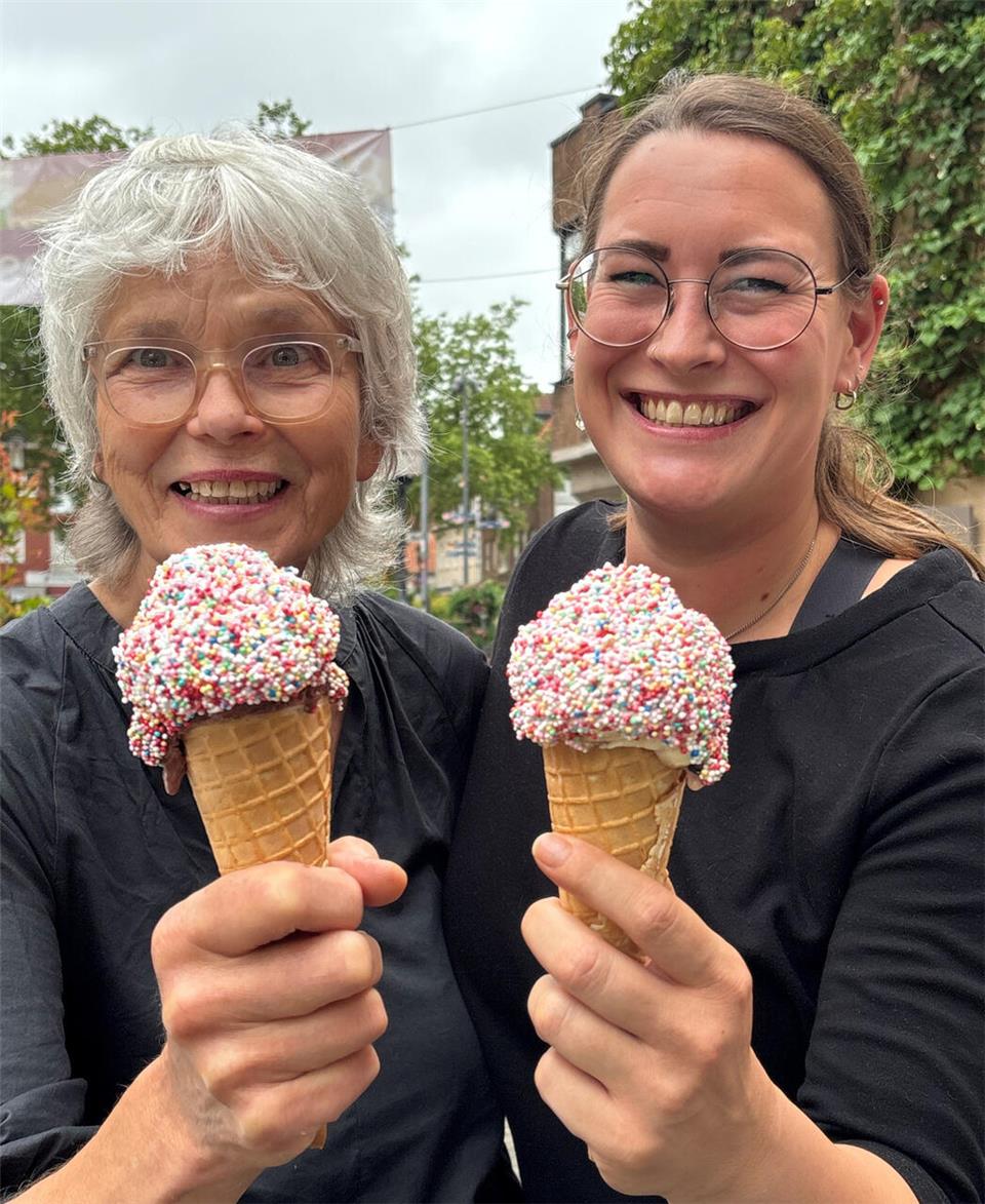 Lisa Kannenbrock (links) und Eva Wunderlich gehören zur Initiative „Borken bleibt bunt“, die die Aktion am 4. Juli organisiert hat.