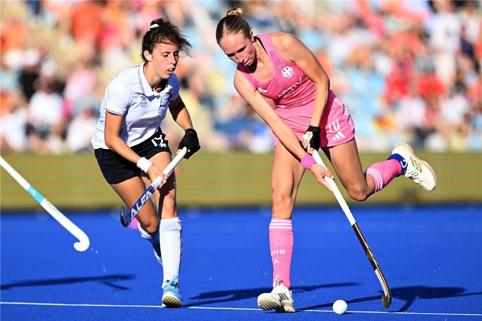 Lisa Nolte (r) und die deutschen Hockey-Damen treffen in der Gruppenphase der Weltmeisterschaft auf Schottland, die USA und Argentinien. (Archivbild)Federico Gambarini/dpa