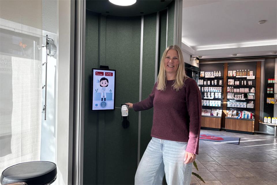 Lisa Potthoff-Goeke bietet seit Anfang Oktober in der Sonnen-Apotheke eine Kabine für assistierte Telemedizin an.