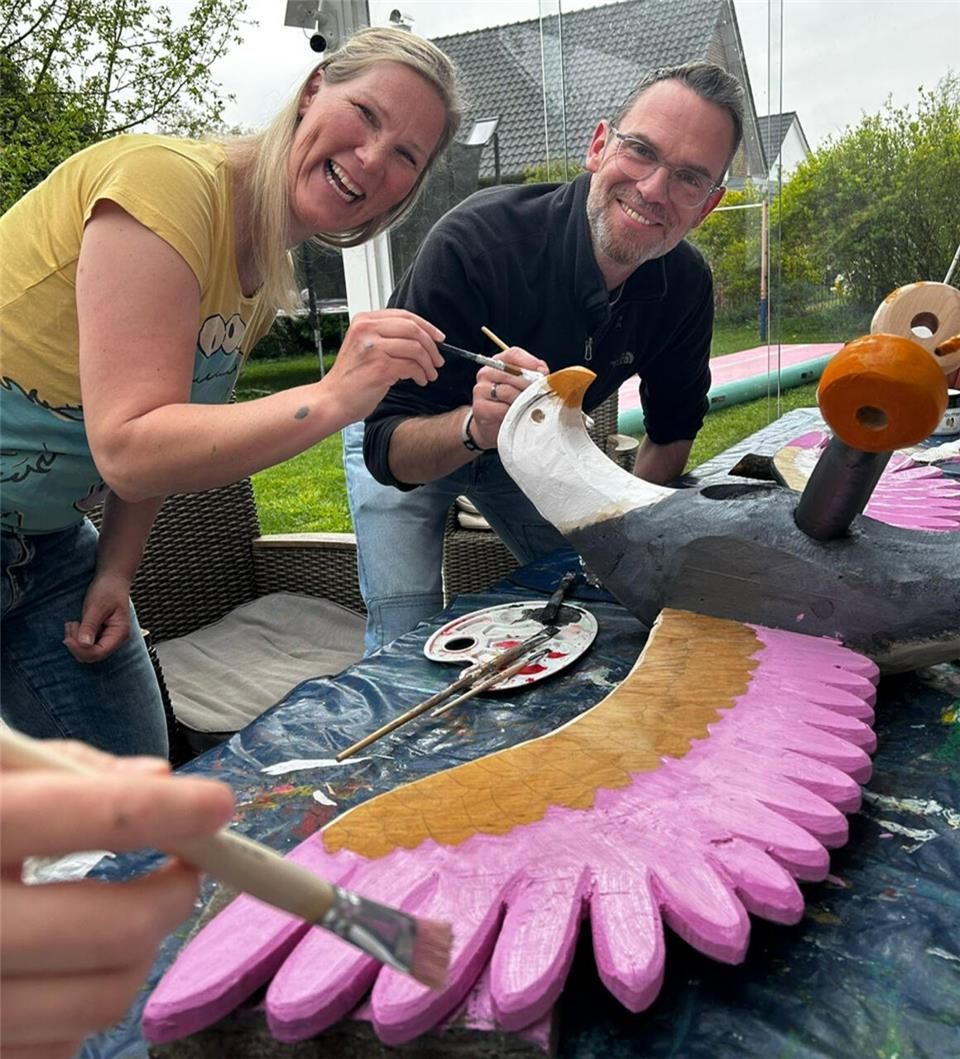 Lisa Potthoff-Goeke ist die amtierende Königin der Frauenschützen. Zusammen mit ihrem König Marco Pöpping bemalte sie nun den Holzvogel fürs diesjährige Schießen.