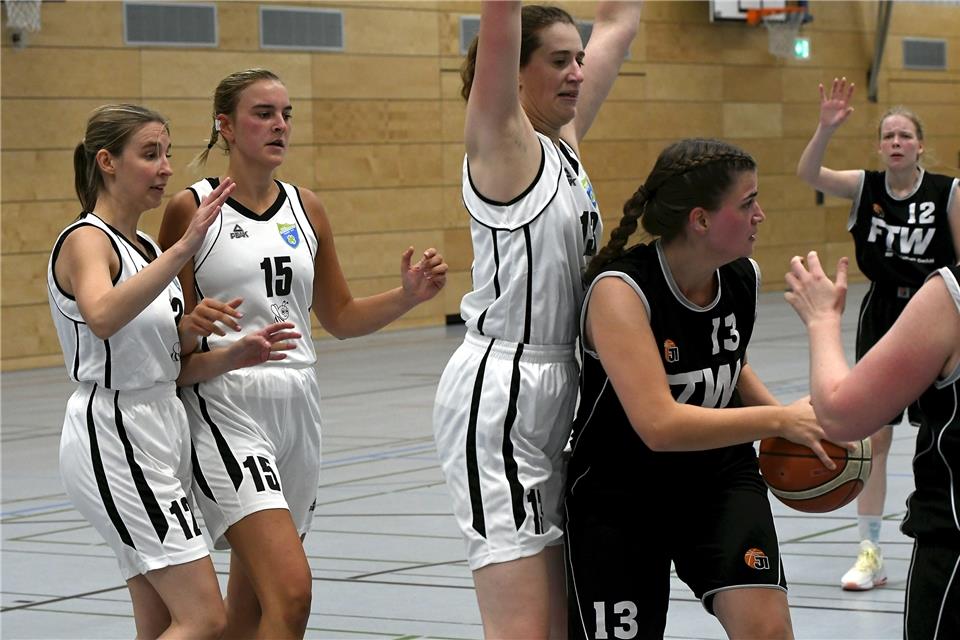 Lisa Rößmann (am Ball) war mit sieben Punkten am Erler Heimerfolg gegen den TuS Rheinberg beteiligt.
