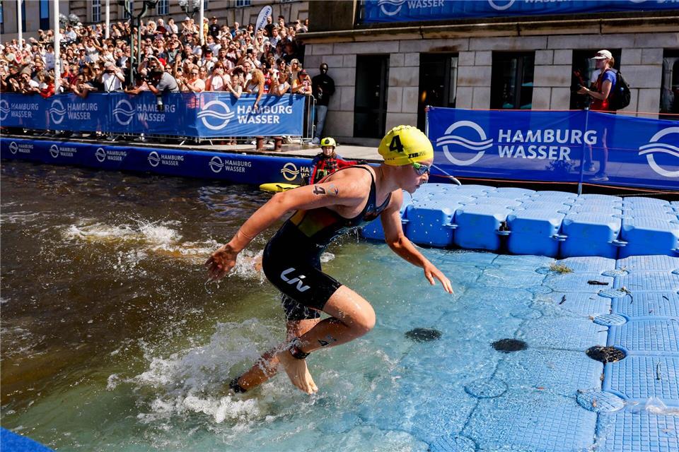 Lisa Tertsch (Deutschland) steigt aus dem Wasser.Philipp Szyza/dpa