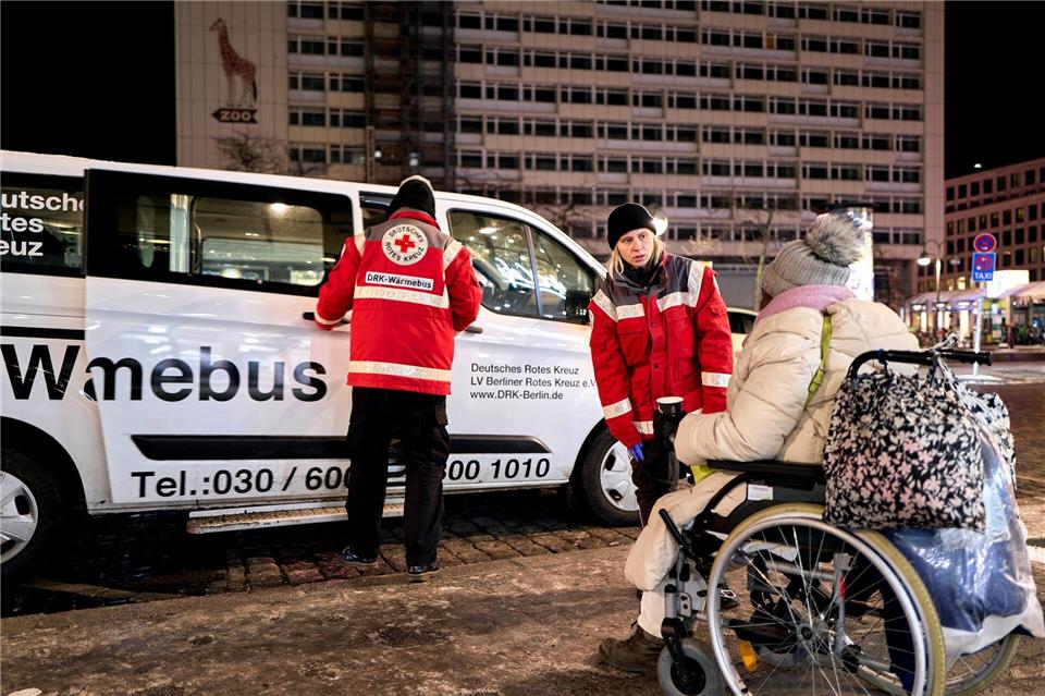 Lisa Wiedemann und Sebastian Ulm suchen Menschen auf, die trotz Kälte auf der Straße sind.Michael Ukas/dpa