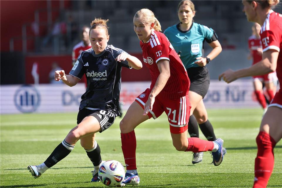 Lisanne Gräwe (links) und die Eintracht mühten sich gegen die Bayern (hier Pernille Harder) vergeblich. Karl-Josef Hildenbrand/dpa