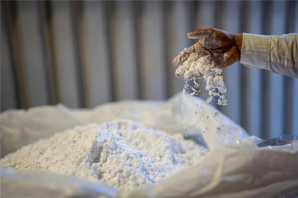 Lithium in einer chilenischen Verarbeitungsanlage. Dieser und viele andere Rohstoffe haben sich im ersten Quartal stark verteuert. (Symbolbild)  Rodrigo Abd/AP/dpa