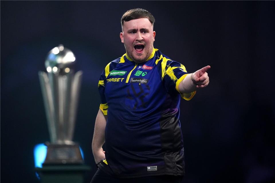 Littler bejubelt einen Satzgewinn im Endspiel.John Walton/PA Wire/dpa