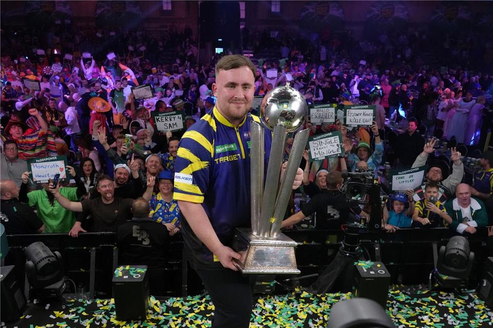 Littler präsentiert zum zweiten Mal die WM-Trophäe.Dave Shopland/AP/dpa