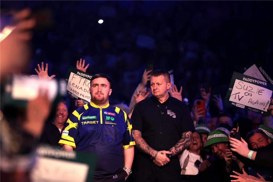 Littler vor seinem Viertelfinale gegen Ratajski.Steven Paston/PA Wire/dpa