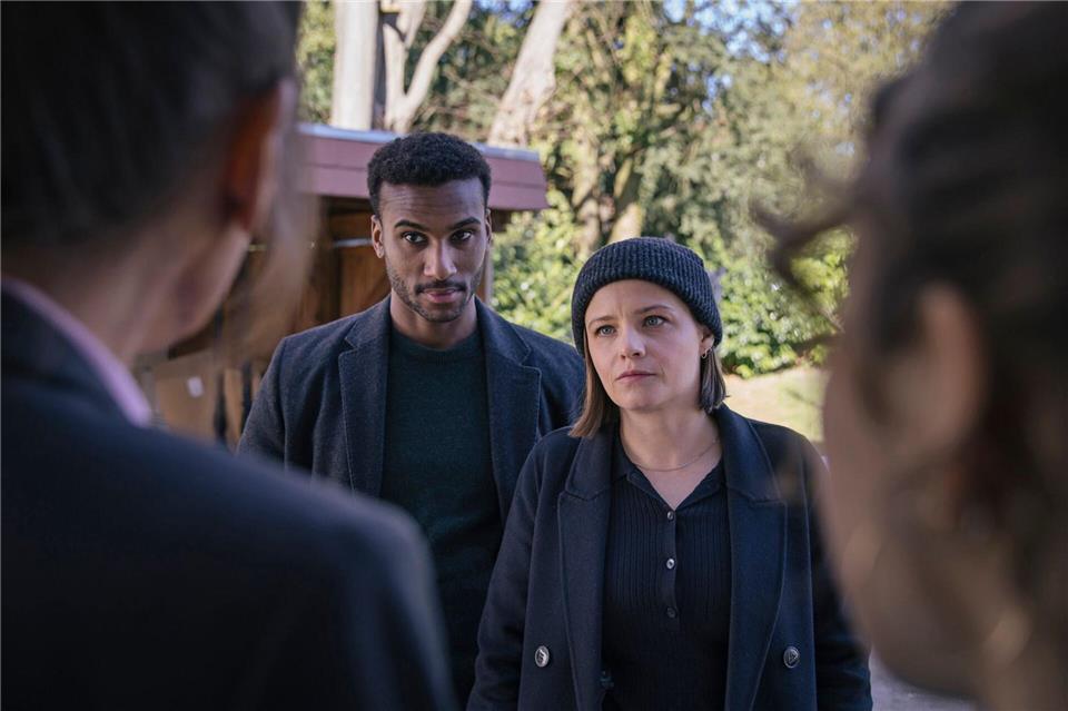 Liv Moormann und Patrice Schipper (M, Jasna Fritzi Bauer und Tijan Njie) überbringen eine traurige Nachricht.Magdalena Stengel/RB TV/Pressestelle/dpa