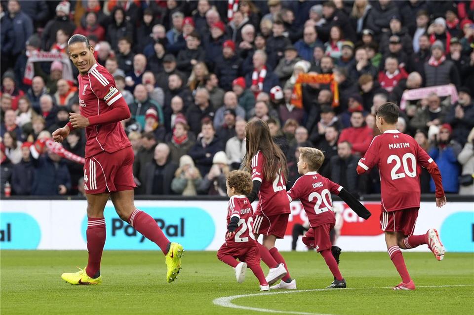 Liverpool-Kapitän Virgil van Dijk lief unter anderem mit Diogo Jotas Kindern ein.Peter Byrne/PA Wire/dpa