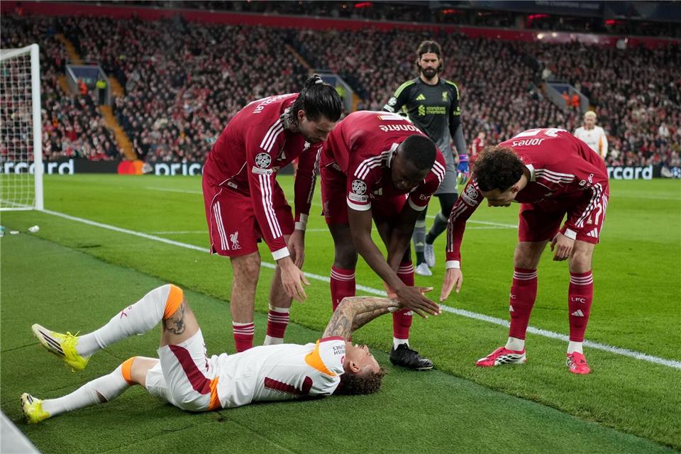 Liverpool-Spieler sorgen sich um Noa Lang.Jon Super/AP/dpa