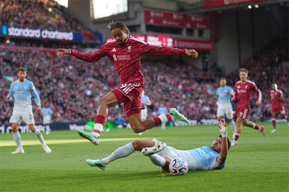Liverpool-Star Bradley Barcola (l) wird von seinem Gegenspieler Matheus Nunes von Manchester City gestoppt.Jon Super/AP/dpa