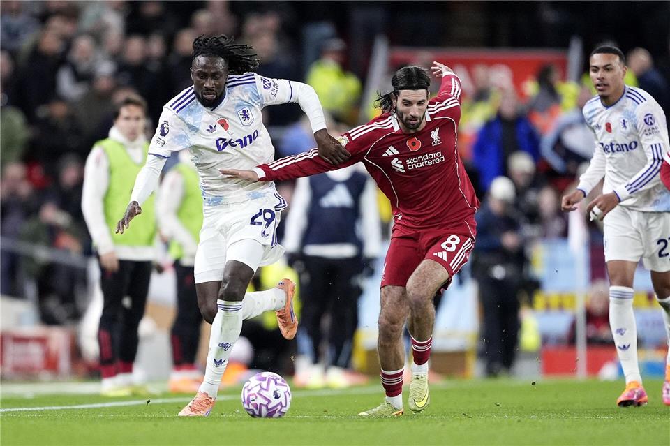 2:0 gegen Aston Villa: Liverpool beendet Niederlagen-Serie Liverpool mit dem Ex-Leipziger Dominik Szoboszlai (r) lieferte sich zahlreiche Zweikämpfe mit Aston Villa.Peter Byrne/PA Wire/dpa