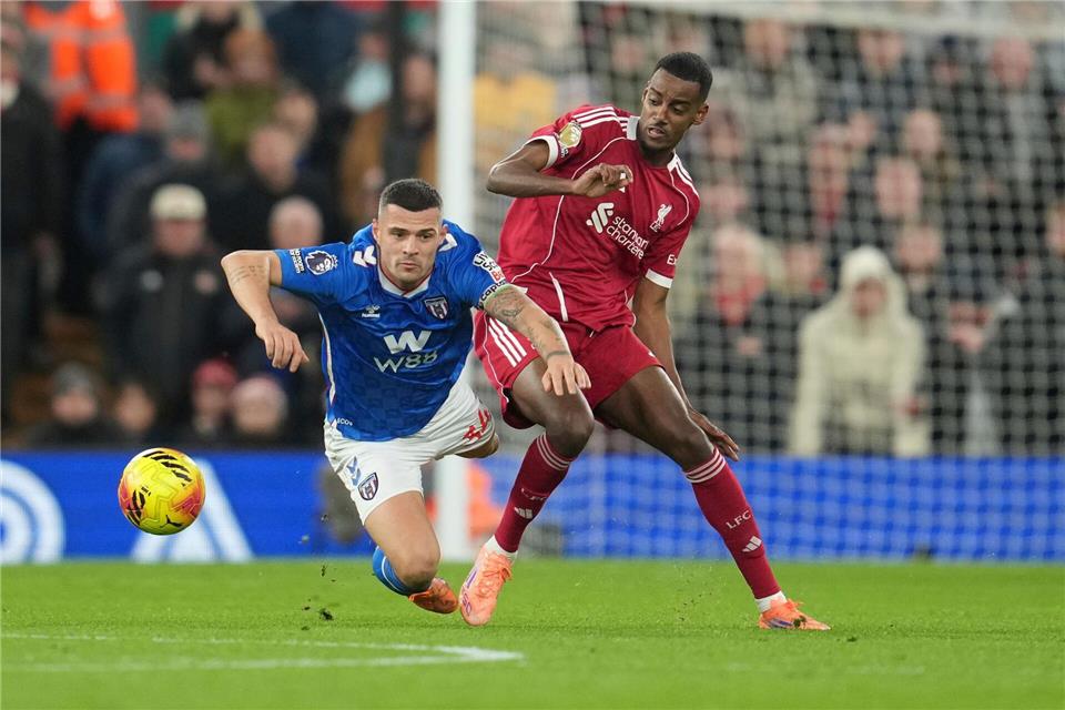 Liverpool und Sunderland lieferten sich einige harte ZweikämpfeJon Super/AP/dpa