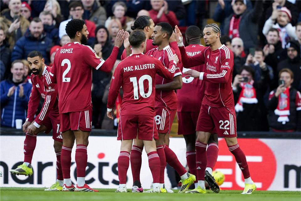 Liverpools Hugo Ekitike (r) feiert das 1:0 mit seinen Teamkollegen.Peter Byrne/PA Wire/dpa