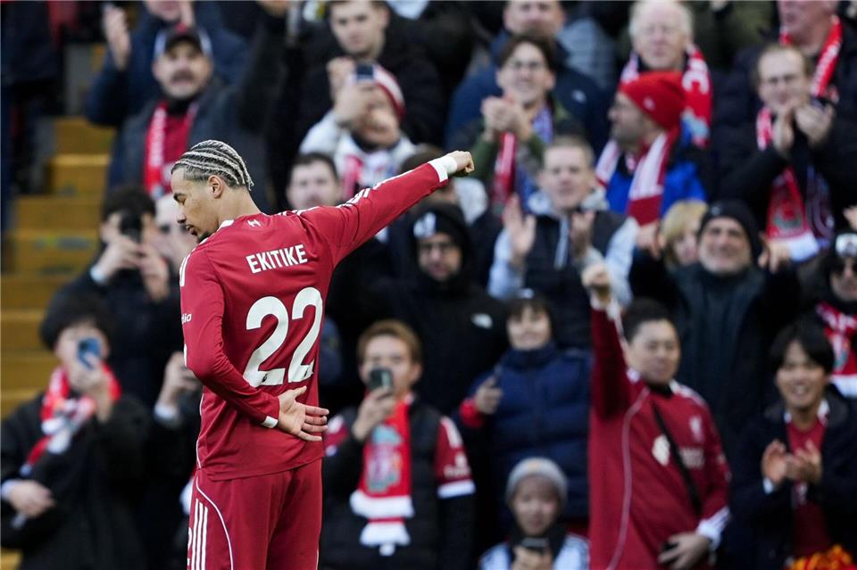 Liverpools Hugo Ekitike (r) feiert den Führungstreffer.Peter Byrne/PA Wire/dpa