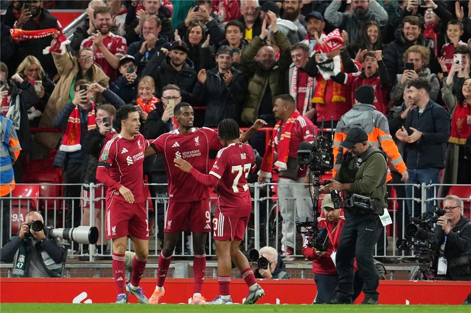 Ekitiké trifft und fliegt: Liverpool siegt im Ligapokal Liverpools Rekordneuzugang Alexander Isak erzielte die glückliche Führung für den FC Liverpool.Jon Super/AP/dpa