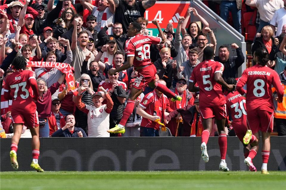 Liverpools Ryan Gravenberch (M) jubelt nach seinem Tor zum 1:0.Peter Byrne/PA Wire/dpa