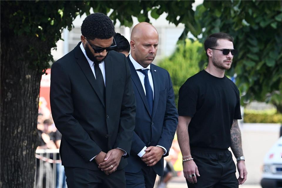 Liverpools Trainer Arne Slot (M) denkt an Weihnachten an Jotas Familie. (Archivbild)Pa/PA Wire/dpa