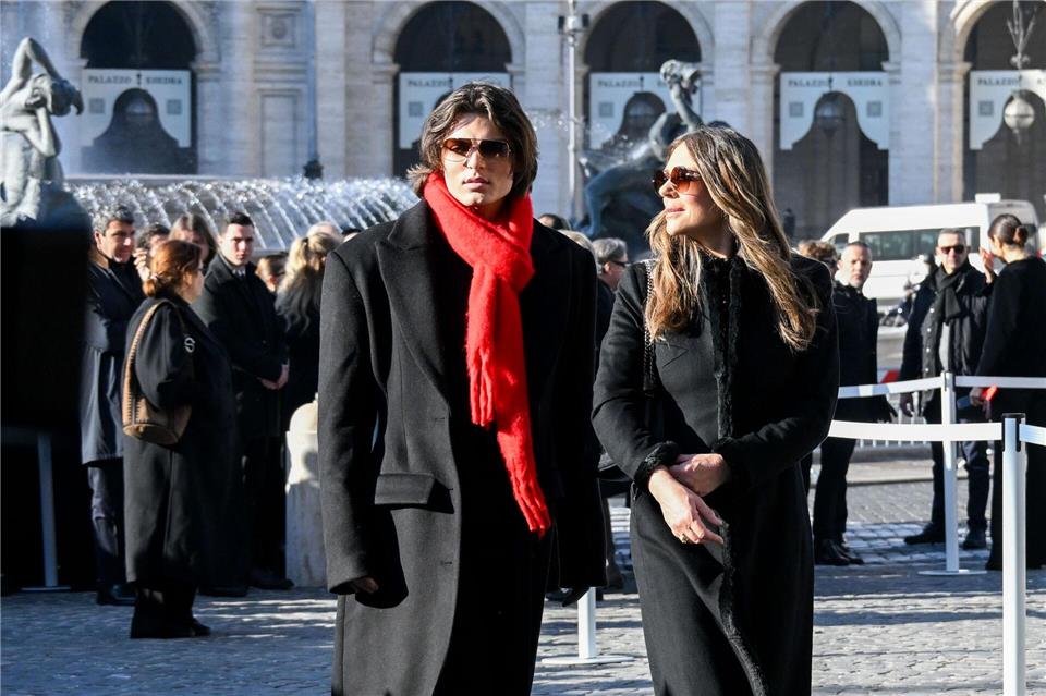 Liz Hurley und ihr Sohn Damian bei der Trauerfeier für den verstorbenen Modeschöpfer Valentino.Maurizio D’avanzo/IPA via ZUMA Press/dpa