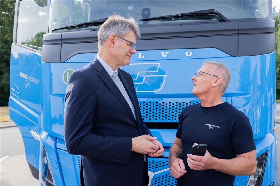 Lkw-Fahrerinnen und Lkw-Fahrer sollen laut Minister Schnieder (links) profitieren. Rolf Vennenbernd/dpa