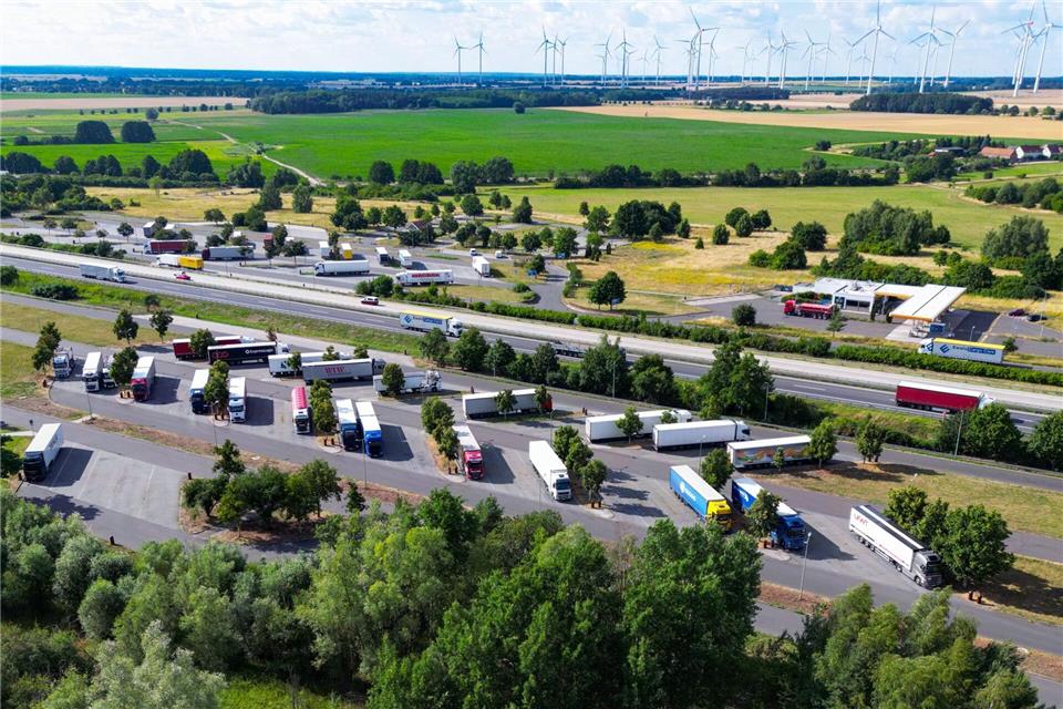 Lkw-Parkplätze sind an Autobahnen meist knapp.Patrick Pleul/dpa