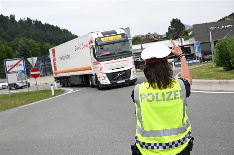 Lkw im Transitverkehr wurden bei Kufstein nach Deutschland zurückgeschickt. Felix Hörhager/dpa