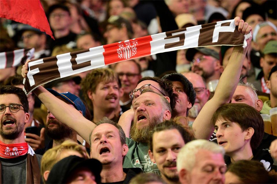 Lob für Fans des FC St. Pauli.  Daniel Bockwoldt/dpa