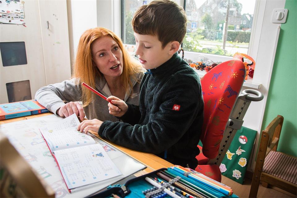 Lob für den Einsatz: Nicht nur das richtige Ergebnis zählt – sondern wie sehr sich das Kind reinhängt.picture alliance / dpa-tmn