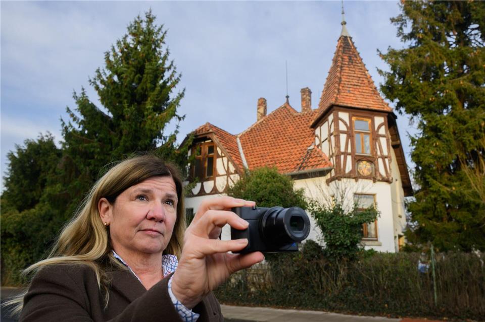 „Location Scout“ Andrea Giesel steht vor einer Villa in Hannover, die sie für mögliche Dreharbeiten besichtigt hat.Julian Stratenschulte/dpa