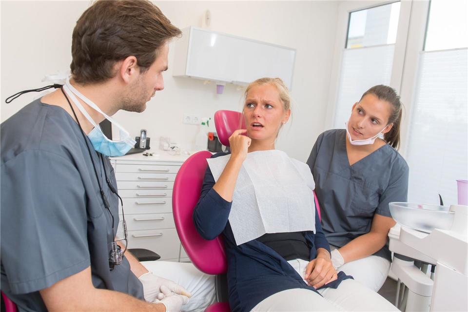 Lockere Zähne können verschiedene Ursachen haben – eine frühzeitige zahnärztliche Untersuchung ist wichtig.picture alliance / dpa Themendienst