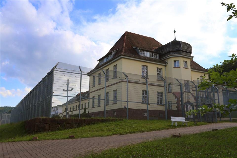 Lockerungsmaßnahmen gehören im Maßregelvollzug zur Therapie. (Archivbild)picture alliance / dpa