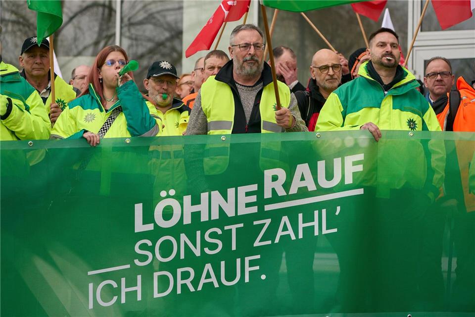 „Löhne rauf, sonst zahl‘ ich drauf“ - mit solchen Slogans versuchten Landesbeschäftigte, vor dem Start der Tarifgespräche Druck auf das Land Hessen zu machen.Sascha Ditscher/dpa