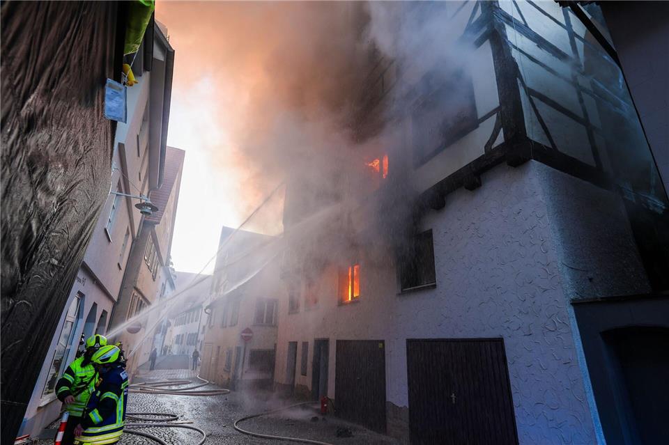 Löscharbeiten der Feuerwehr.Thomas Warnack/dpa