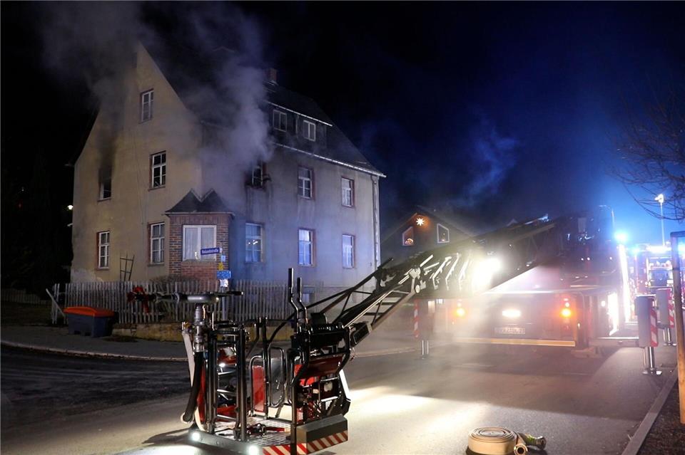 Löschkräfte konnten den Hausbewohner nur noch tot bergen.Andr� M�rz/NEWS5/dpa