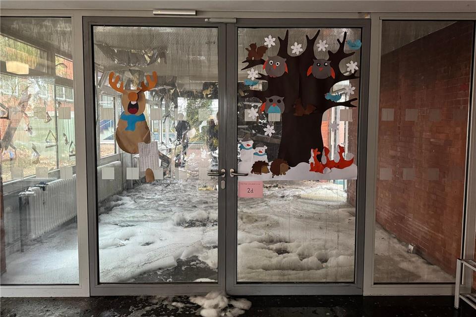 Löschwasser und Schaum stehen noch in Teilen des Gebäudes.Kilian Genius/dpa