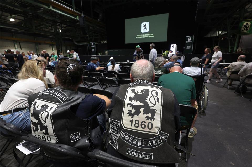 „Löwen“-Fans bei der Mitgliederversammlung des TSV 1860 München.Karl-Josef Hildenbrand/dpa