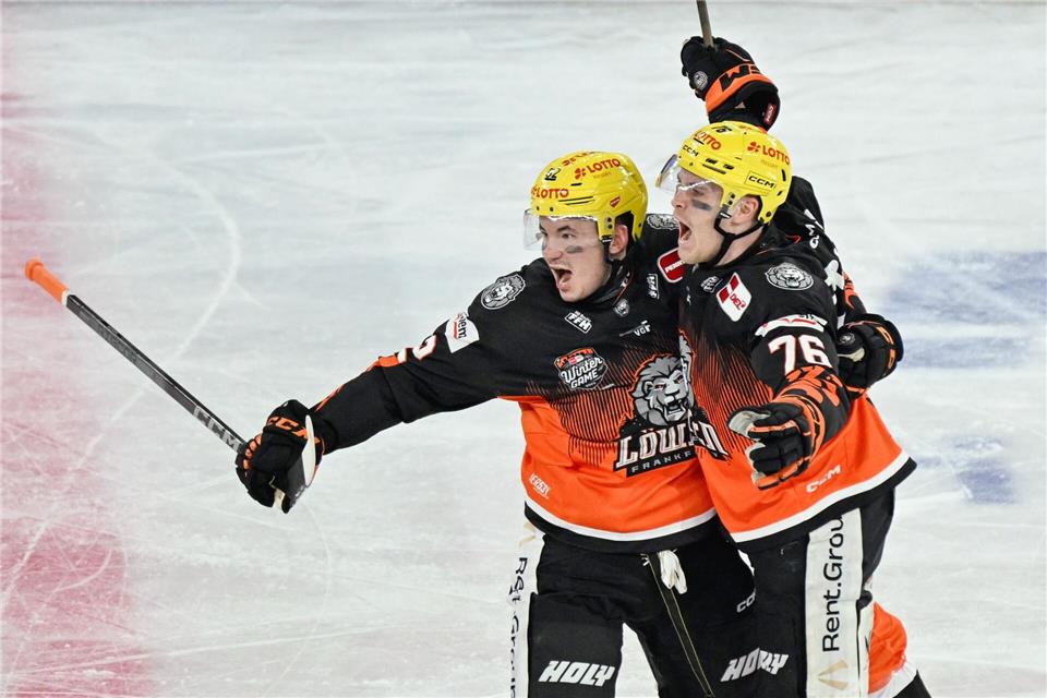 Löwen-Kapitän Maksim Matushkin und Teamkollege Daniel Wirt (rechts) hoffen in der neuen Saison auf viel Grund zum Jubeln. (Archivbild)Uwe Anspach/dpa
