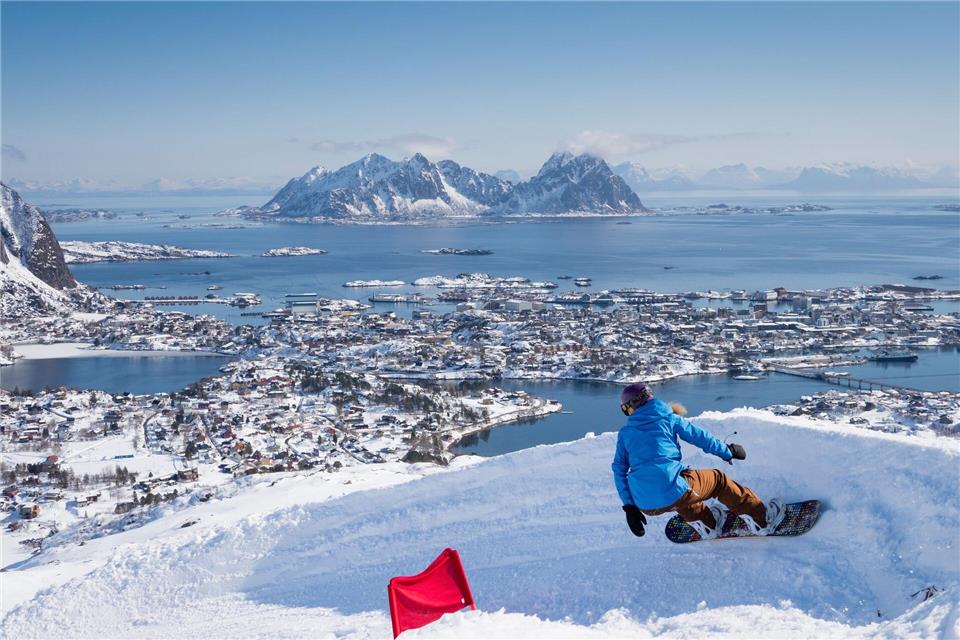Lofoten: Die norwegische Inselgruppe ist auch abseits der Pisten ein Hingucker - die Abfahrten hier lohnen sich. Kristin Folsland Olsen/Visitnorway.com/dpa-tmn