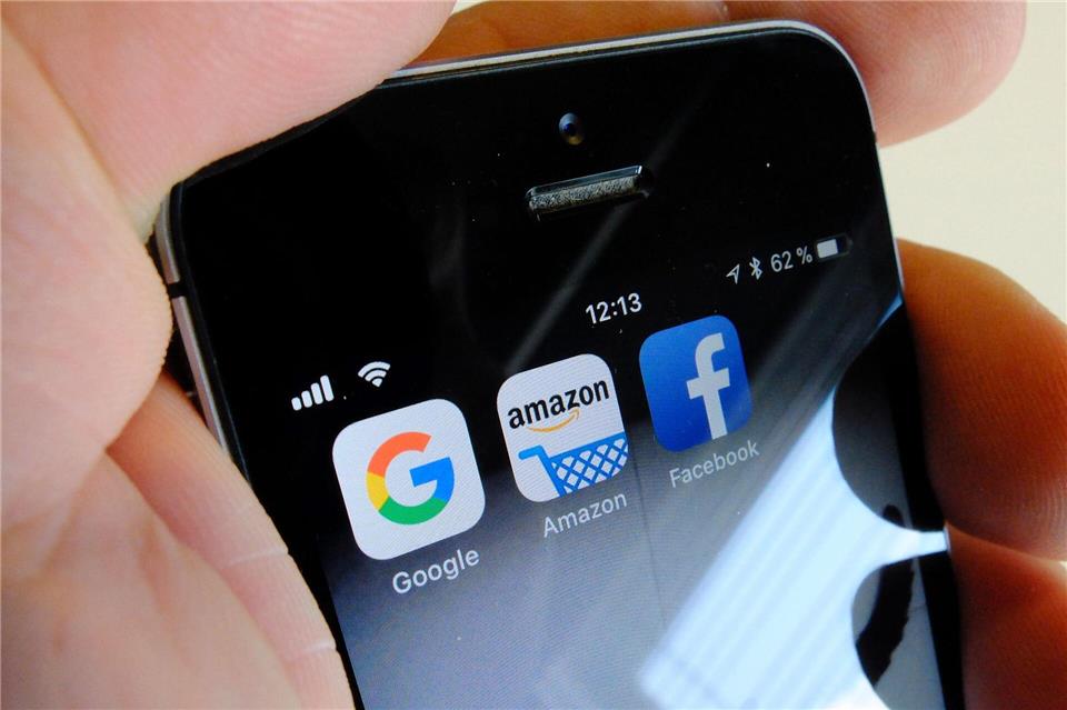 Logos für Apps der US-Internetkonzerne Google (l-r), Amazon und Facebook sind auf dem Display eines Smartphones zu sehen.Stefan Jaitner/dpa