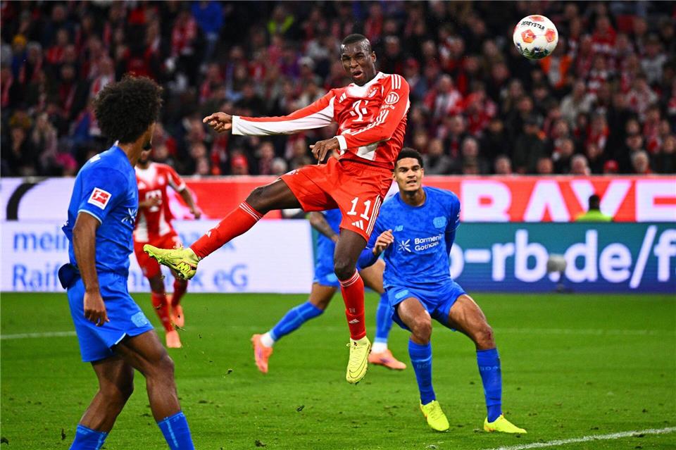 Trotz Teilzeit-Kane: Bayerns Rotations-Elf dominiert Bayer Loïc Badé (l) schaute erst beim Kopfball von Nicolas Jackson zu, traf später ins eigene Tor.Tom Weller/dpa