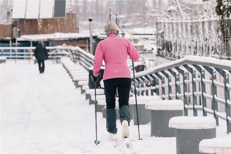 Loipen sind nicht zwingend nötig: Verschneite Wege, Parks oder Felder eignen sich perfekt für den Einstieg ins Langlaufen.Zacharie Scheurer/dpa-tmn