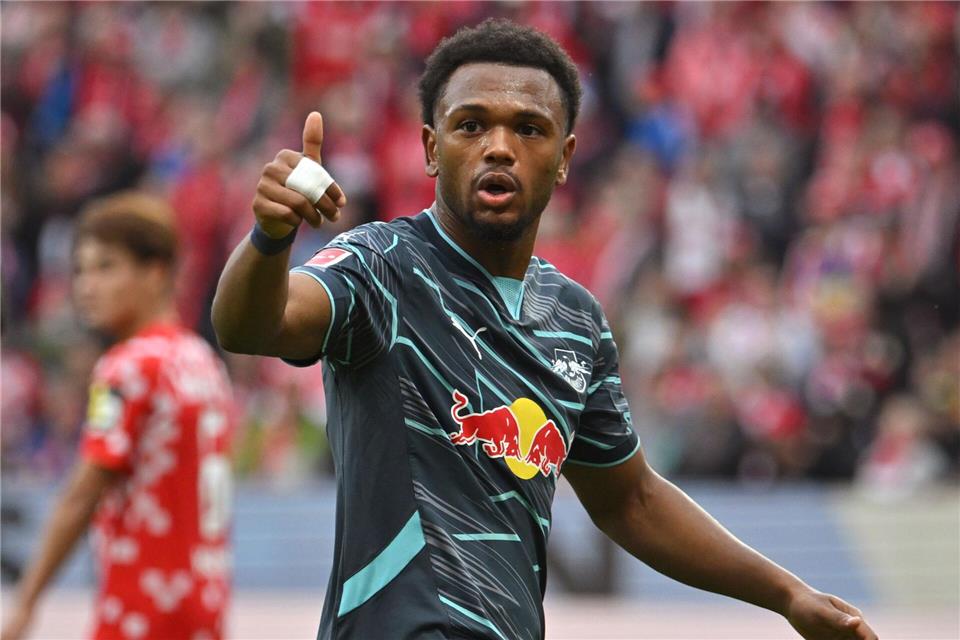 Lois Openda von RB Leipzig nutzt eine bestimmte Brillen-Therapie.Torsten Silz/dpa