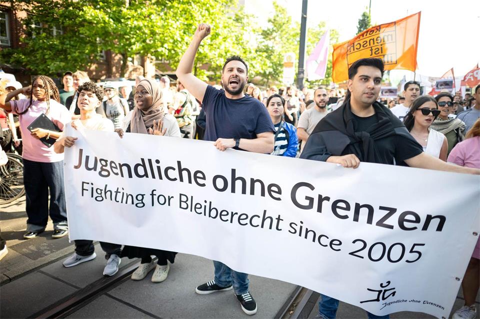 Lokal bilden sich immer wieder Unterstützerkreise, um die Abschiebung einzelner Ausreisepflichtiger zu verhindern. Bei dieser Demonstration in Bremen forderten Aktivisten generell großzügigere Regelungen für Migranten ohne Aufenthaltserlaubnis. (Symbolbild)Sina Schuldt/dpa