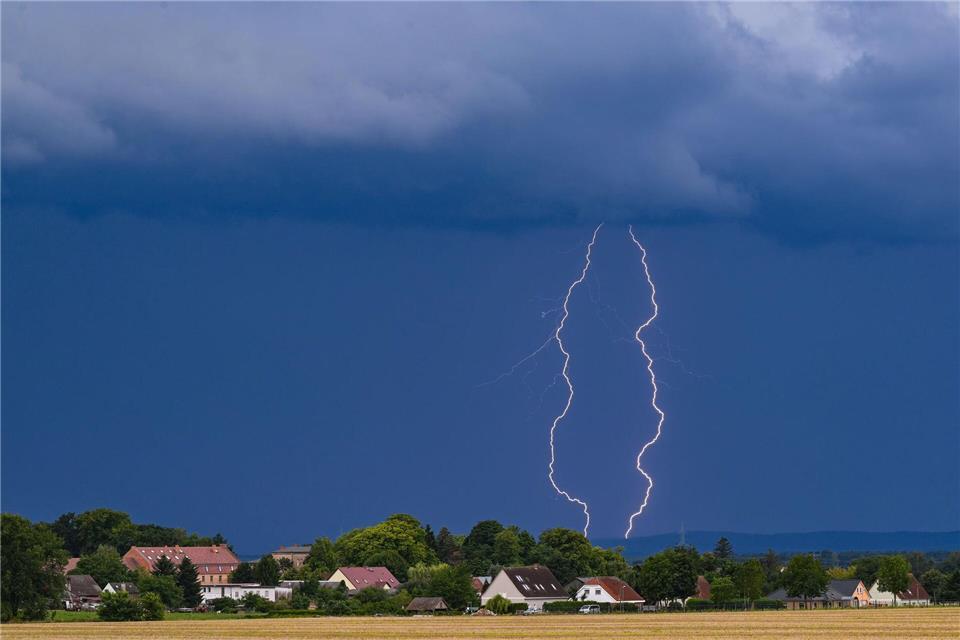 Lokale Gewitter sind für die kommenden Tage angesagt. (Symbolbild) Patrick Pleul/dpa