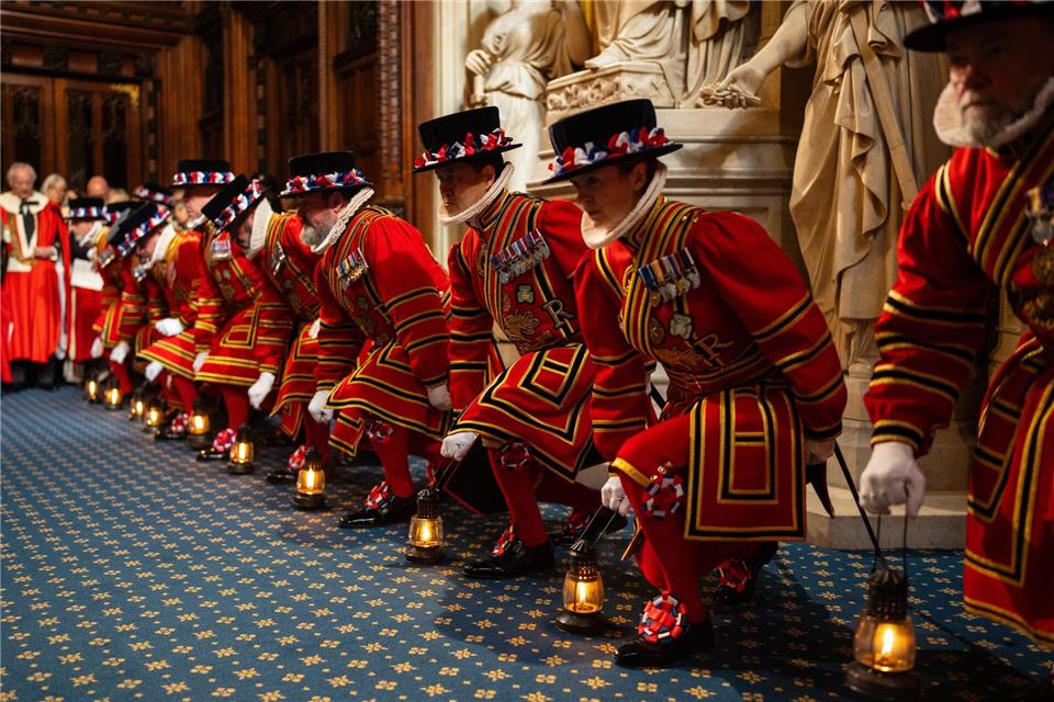 London: Sicherheitsritual mit Geschichte – Yeomen of the Guard durchsuchen vor der Parlamentseröffnung den Westminster-PalastCarl Court/PA Wire/dpa
