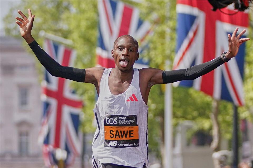 London-Sieger Sabastian Sawe tritt am Sonntag beim Berlin-Marathon an. (Archivbild)Alberto Pezzali/AP/dpa